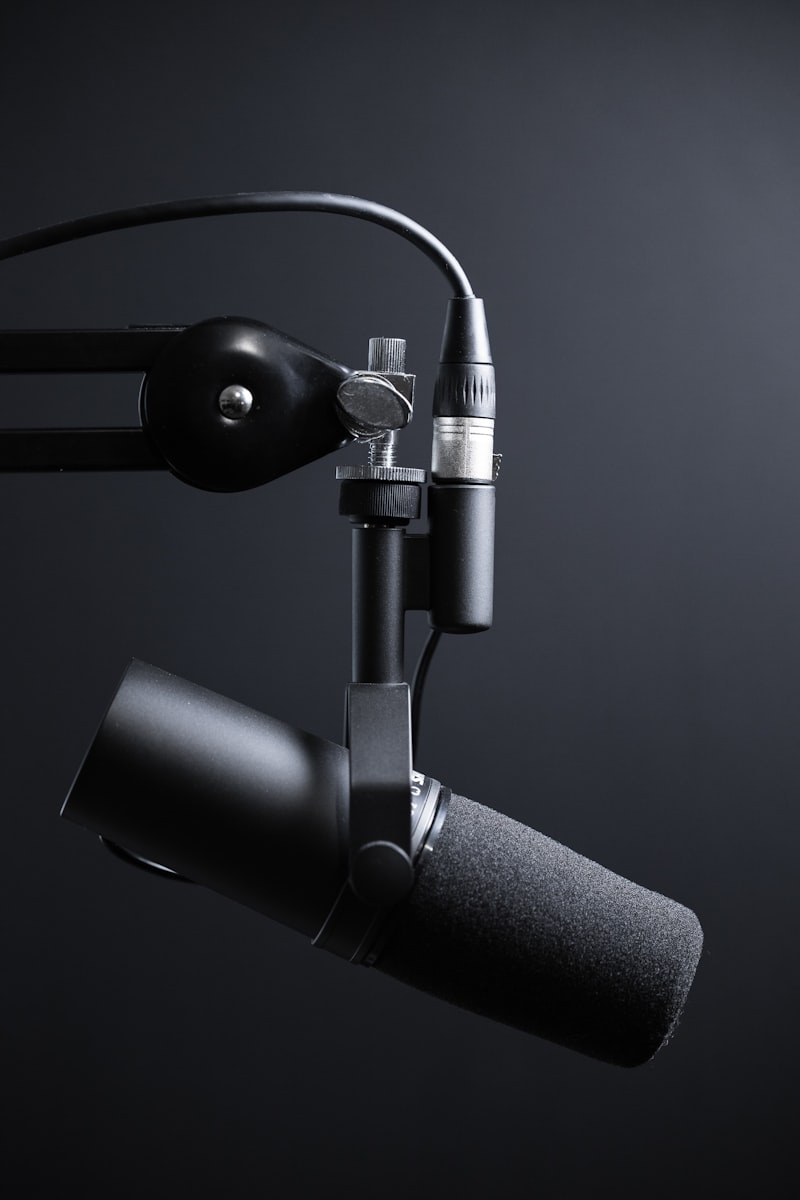 Microphone professionnel et écouteurs de studio